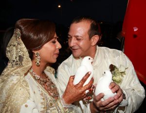 6-4-2012 SHOWBIZZ; HUWELIJKSFEEST VOOR NAJIB EN NIAMA AMHALI IN SCHEEPVAARTMUSEUM AMSTERDAM. Het leek wel een stukje MARRAKECH gisterenavond in Amsterdam. Vele honderden Marokaanse vrouwen in prachtige zijden gewaden en vele mannen in een JABADOR. De bruilfit van Najib en Niama Amhali. Er was Marokkaanse muziek, buikdanceressen en een overvloed aan eten.Vele thee tentjes sierden het plein in het Scheepvaartmuseum. Drank was er helaas niet aanwezig maar de stemming en de gezelligheid was er niet minder om. Even voor 12 uur werden de ringen aan elkaars vingers geschoven en de 1 meter hoge bruidstaart werd aangesneden. Vele bekenden genoten van het marokkaanse feest en gingen in de late uurtjes zonder BOB naar huis.
foto: Albert den Iseger