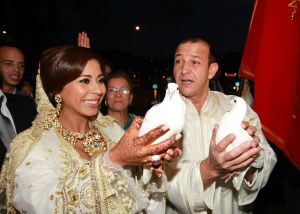 6-4-2012 SHOWBIZZ; HUWELIJKSFEEST VOOR NAJIB EN NIAMA AMHALI IN SCHEEPVAARTMUSEUM AMSTERDAM. Het leek wel een stukje MARRAKECH gisterenavond in Amsterdam. Vele honderden Marokaanse vrouwen in prachtige zijden gewaden en vele mannen in een JABADOR. De bruilfit van Najib en Niama Amhali. Er was Marokkaanse muziek, buikdanceressen en een overvloed aan eten.Vele thee tentjes sierden het plein in het Scheepvaartmuseum. Drank was er helaas niet aanwezig maar de stemming en de gezelligheid was er niet minder om. Even voor 12 uur werden de ringen aan elkaars vingers geschoven en de 1 meter hoge bruidstaart werd aangesneden. Vele bekenden genoten van het marokkaanse feest en gingen in de late uurtjes zonder BOB naar huis.
foto: Albert den Iseger
