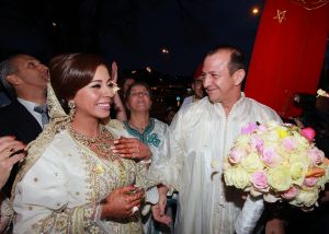 6-4-2012 SHOWBIZZ; HUWELIJKSFEEST VOOR NAJIB EN NIAMA AMHALI IN SCHEEPVAARTMUSEUM AMSTERDAM. Het leek wel een stukje MARRAKECH gisterenavond in Amsterdam. Vele honderden Marokaanse vrouwen in prachtige zijden gewaden en vele mannen in een JABADOR. De bruilfit van Najib en Niama Amhali. Er was Marokkaanse muziek, buikdanceressen en een overvloed aan eten.Vele thee tentjes sierden het plein in het Scheepvaartmuseum. Drank was er helaas niet aanwezig maar de stemming en de gezelligheid was er niet minder om. Even voor 12 uur werden de ringen aan elkaars vingers geschoven en de 1 meter hoge bruidstaart werd aangesneden. Vele bekenden genoten van het marokkaanse feest en gingen in de late uurtjes zonder BOB naar huis.
foto: Albert den Iseger
