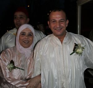 6-4-2012 SHOWBIZZ; HUWELIJKSFEEST VOOR NAJIB EN NIAMA AMHALI IN SCHEEPVAARTMUSEUM AMSTERDAM. Het leek wel een stukje MARRAKECH gisterenavond in Amsterdam. Vele honderden Marokaanse vrouwen in prachtige zijden gewaden en vele mannen in een JABADOR. De bruilfit van Najib en Niama Amhali. Er was Marokkaanse muziek, buikdanceressen en een overvloed aan eten.Vele thee tentjes sierden het plein in het Scheepvaartmuseum. Drank was er helaas niet aanwezig maar de stemming en de gezelligheid was er niet minder om. Even voor 12 uur werden de ringen aan elkaars vingers geschoven en de 1 meter hoge bruidstaart werd aangesneden. Vele bekenden genoten van het marokkaanse feest en gingen in de late uurtjes zonder BOB naar huis.
foto: Albert den Iseger