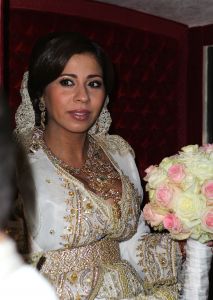 6-4-2012 SHOWBIZZ; HUWELIJKSFEEST VOOR NAJIB EN NIAMA AMHALI IN SCHEEPVAARTMUSEUM AMSTERDAM. Het leek wel een stukje MARRAKECH gisterenavond in Amsterdam. Vele honderden Marokaanse vrouwen in prachtige zijden gewaden en vele mannen in een JABADOR. De bruilfit van Najib en Niama Amhali. Er was Marokkaanse muziek, buikdanceressen en een overvloed aan eten.Vele thee tentjes sierden het plein in het Scheepvaartmuseum. Drank was er helaas niet aanwezig maar de stemming en de gezelligheid was er niet minder om. Even voor 12 uur werden de ringen aan elkaars vingers geschoven en de 1 meter hoge bruidstaart werd aangesneden. Vele bekenden genoten van het marokkaanse feest en gingen in de late uurtjes zonder BOB naar huis.
foto: Albert den Iseger