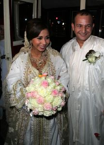 6-4-2012 SHOWBIZZ; HUWELIJKSFEEST VOOR NAJIB EN NIAMA AMHALI IN SCHEEPVAARTMUSEUM AMSTERDAM. Het leek wel een stukje MARRAKECH gisterenavond in Amsterdam. Vele honderden Marokaanse vrouwen in prachtige zijden gewaden en vele mannen in een JABADOR. De bruilfit van Najib en Niama Amhali. Er was Marokkaanse muziek, buikdanceressen en een overvloed aan eten.Vele thee tentjes sierden het plein in het Scheepvaartmuseum. Drank was er helaas niet aanwezig maar de stemming en de gezelligheid was er niet minder om. Even voor 12 uur werden de ringen aan elkaars vingers geschoven en de 1 meter hoge bruidstaart werd aangesneden. Vele bekenden genoten van het marokkaanse feest en gingen in de late uurtjes zonder BOB naar huis.
foto: Albert den Iseger