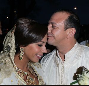 6-4-2012 SHOWBIZZ; HUWELIJKSFEEST VOOR NAJIB EN NIAMA AMHALI IN SCHEEPVAARTMUSEUM AMSTERDAM. Het leek wel een stukje MARRAKECH gisterenavond in Amsterdam. Vele honderden Marokaanse vrouwen in prachtige zijden gewaden en vele mannen in een JABADOR. De bruilfit van Najib en Niama Amhali. Er was Marokkaanse muziek, buikdanceressen en een overvloed aan eten.Vele thee tentjes sierden het plein in het Scheepvaartmuseum. Drank was er helaas niet aanwezig maar de stemming en de gezelligheid was er niet minder om. Even voor 12 uur werden de ringen aan elkaars vingers geschoven en de 1 meter hoge bruidstaart werd aangesneden. Vele bekenden genoten van het marokkaanse feest en gingen in de late uurtjes zonder BOB naar huis.
foto: Albert den Iseger