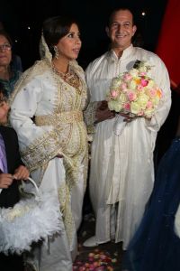 6-4-2012 SHOWBIZZ; HUWELIJKSFEEST VOOR NAJIB EN NIAMA AMHALI IN SCHEEPVAARTMUSEUM AMSTERDAM. Het leek wel een stukje MARRAKECH gisterenavond in Amsterdam. Vele honderden Marokaanse vrouwen in prachtige zijden gewaden en vele mannen in een JABADOR. De bruilfit van Najib en Niama Amhali. Er was Marokkaanse muziek, buikdanceressen en een overvloed aan eten.Vele thee tentjes sierden het plein in het Scheepvaartmuseum. Drank was er helaas niet aanwezig maar de stemming en de gezelligheid was er niet minder om. Even voor 12 uur werden de ringen aan elkaars vingers geschoven en de 1 meter hoge bruidstaart werd aangesneden. Vele bekenden genoten van het marokkaanse feest en gingen in de late uurtjes zonder BOB naar huis.
foto: Albert den Iseger