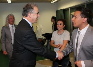 26-04-2013 SHOWBIZZ; GORDON NU OOK PROBLEMEN MET ZIJN VOICES. Gordon is van mening dat hij geen absurde eisen stelt aan zijn ex-collega s van LA The Voices. Ik heb de naam verzonnen, ik heb alles opgebouwd.
Donderdagavond werd bekend dat Gorden en de overige vier zangers van de groep behoorlijke ruzie over geld hebben sinds Gordon besloten heeft ermee te stoppen. Ze hebben zelfs advocaten in de arm genomen om het uit te vechten. Die jongens moeten gewoon een bedrag betalen per optreden of per gekochte cd, vindt Gordon. Dat is volkomen normaal.

De andere Voices zijn het hier volledig mee oneens. Hij kan niet vanuit Blaricum met een afstandsbediening het schip blijven besturen, zegt Peter Strykes, een van hen. Ik dacht dat de slavernij al heel lang geleden was afgeschaft. Toch hoopt Strykes dat ze er nog zonder advocaat uit kunnen komen. Ik houd niet van moddergooien.
Afgelopen week had Gordon ook al een hevige ruzie met Mark v.d.Linden.
The Voices waren 3 dagen te gast in de theater show van Lee Towers in het Nieuwe Luxor te Rotterdam, wat een daverend succes was.
foto: Albert den Iseger.