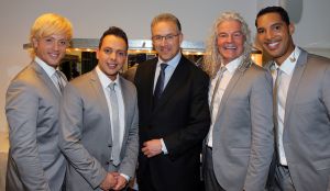 26-04-2013 SHOWBIZZ; GORDON NU OOK PROBLEMEN MET ZIJN VOICES. Gordon is van mening dat hij geen absurde eisen stelt aan zijn ex-collega s van LA The Voices. Ik heb de naam verzonnen, ik heb alles opgebouwd.
Donderdagavond werd bekend dat Gorden en de overige vier zangers van de groep behoorlijke ruzie over geld hebben sinds Gordon besloten heeft ermee te stoppen. Ze hebben zelfs advocaten in de arm genomen om het uit te vechten. Die jongens moeten gewoon een bedrag betalen per optreden of per gekochte cd, vindt Gordon. Dat is volkomen normaal.

De andere Voices zijn het hier volledig mee oneens. Hij kan niet vanuit Blaricum met een afstandsbediening het schip blijven besturen, zegt Peter Strykes, een van hen. Ik dacht dat de slavernij al heel lang geleden was afgeschaft. Toch hoopt Strykes dat ze er nog zonder advocaat uit kunnen komen. Ik houd niet van moddergooien.
Afgelopen week had Gordon ook al een hevige ruzie met Mark v.d.Linden.
The Voices waren 3 dagen te gast in de theater show van Lee Towers in het Nieuwe Luxor te Rotterdam, wat een daverend succes was.
foto: Albert den Iseger.