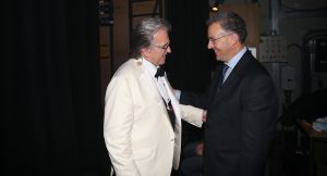 26-04-2013 SHOWBIZZ; GORDON NU OOK PROBLEMEN MET ZIJN VOICES. Gordon is van mening dat hij geen absurde eisen stelt aan zijn ex-collega s van LA The Voices. Ik heb de naam verzonnen, ik heb alles opgebouwd.
Donderdagavond werd bekend dat Gorden en de overige vier zangers van de groep behoorlijke ruzie over geld hebben sinds Gordon besloten heeft ermee te stoppen. Ze hebben zelfs advocaten in de arm genomen om het uit te vechten. Die jongens moeten gewoon een bedrag betalen per optreden of per gekochte cd, vindt Gordon. Dat is volkomen normaal.

De andere Voices zijn het hier volledig mee oneens. Hij kan niet vanuit Blaricum met een afstandsbediening het schip blijven besturen, zegt Peter Strykes, een van hen. Ik dacht dat de slavernij al heel lang geleden was afgeschaft. Toch hoopt Strykes dat ze er nog zonder advocaat uit kunnen komen. Ik houd niet van moddergooien.
Afgelopen week had Gordon ook al een hevige ruzie met Mark v.d.Linden.
The Voices waren 3 dagen te gast in de theater show van Lee Towers in het Nieuwe Luxor te Rotterdam, wat een daverend succes was.
foto: Albert den Iseger.