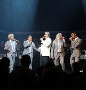 26-04-2013 SHOWBIZZ; GORDON NU OOK PROBLEMEN MET ZIJN VOICES. Gordon is van mening dat hij geen absurde eisen stelt aan zijn ex-collega s van LA The Voices. Ik heb de naam verzonnen, ik heb alles opgebouwd.
Donderdagavond werd bekend dat Gorden en de overige vier zangers van de groep behoorlijke ruzie over geld hebben sinds Gordon besloten heeft ermee te stoppen. Ze hebben zelfs advocaten in de arm genomen om het uit te vechten. Die jongens moeten gewoon een bedrag betalen per optreden of per gekochte cd, vindt Gordon. Dat is volkomen normaal.

De andere Voices zijn het hier volledig mee oneens. Hij kan niet vanuit Blaricum met een afstandsbediening het schip blijven besturen, zegt Peter Strykes, een van hen. Ik dacht dat de slavernij al heel lang geleden was afgeschaft. Toch hoopt Strykes dat ze er nog zonder advocaat uit kunnen komen. Ik houd niet van moddergooien.
Afgelopen week had Gordon ook al een hevige ruzie met Mark v.d.Linden.
The Voices waren 3 dagen te gast in de theater show van Lee Towers in het Nieuwe Luxor te Rotterdam, wat een daverend succes was.
foto: Albert den Iseger.
