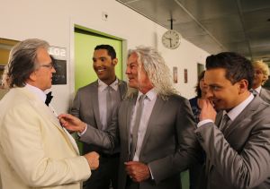 26-04-2013 SHOWBIZZ; GORDON NU OOK PROBLEMEN MET ZIJN VOICES. Gordon is van mening dat hij geen absurde eisen stelt aan zijn ex-collega s van LA The Voices. Ik heb de naam verzonnen, ik heb alles opgebouwd.
Donderdagavond werd bekend dat Gorden en de overige vier zangers van de groep behoorlijke ruzie over geld hebben sinds Gordon besloten heeft ermee te stoppen. Ze hebben zelfs advocaten in de arm genomen om het uit te vechten. Die jongens moeten gewoon een bedrag betalen per optreden of per gekochte cd, vindt Gordon. Dat is volkomen normaal.

De andere Voices zijn het hier volledig mee oneens. Hij kan niet vanuit Blaricum met een afstandsbediening het schip blijven besturen, zegt Peter Strykes, een van hen. Ik dacht dat de slavernij al heel lang geleden was afgeschaft. Toch hoopt Strykes dat ze er nog zonder advocaat uit kunnen komen. Ik houd niet van moddergooien.
Afgelopen week had Gordon ook al een hevige ruzie met Mark v.d.Linden.
The Voices waren 3 dagen te gast in de theater show van Lee Towers in het Nieuwe Luxor te Rotterdam, wat een daverend succes was.
foto: Albert den Iseger.