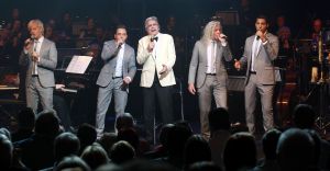 26-04-2013 SHOWBIZZ; GORDON NU OOK PROBLEMEN MET ZIJN VOICES. Gordon is van mening dat hij geen absurde eisen stelt aan zijn ex-collega s van LA The Voices. Ik heb de naam verzonnen, ik heb alles opgebouwd.
Donderdagavond werd bekend dat Gorden en de overige vier zangers van de groep behoorlijke ruzie over geld hebben sinds Gordon besloten heeft ermee te stoppen. Ze hebben zelfs advocaten in de arm genomen om het uit te vechten. Die jongens moeten gewoon een bedrag betalen per optreden of per gekochte cd, vindt Gordon. Dat is volkomen normaal.

De andere Voices zijn het hier volledig mee oneens. Hij kan niet vanuit Blaricum met een afstandsbediening het schip blijven besturen, zegt Peter Strykes, een van hen. Ik dacht dat de slavernij al heel lang geleden was afgeschaft. Toch hoopt Strykes dat ze er nog zonder advocaat uit kunnen komen. Ik houd niet van moddergooien.
Afgelopen week had Gordon ook al een hevige ruzie met Mark v.d.Linden.
The Voices waren 3 dagen te gast in de theater show van Lee Towers in het Nieuwe Luxor te Rotterdam, wat een daverend succes was.
foto: Albert den Iseger.