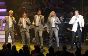 26-04-2013 SHOWBIZZ; GORDON NU OOK PROBLEMEN MET ZIJN VOICES. Gordon is van mening dat hij geen absurde eisen stelt aan zijn ex-collega s van LA The Voices. Ik heb de naam verzonnen, ik heb alles opgebouwd.
Donderdagavond werd bekend dat Gorden en de overige vier zangers van de groep behoorlijke ruzie over geld hebben sinds Gordon besloten heeft ermee te stoppen. Ze hebben zelfs advocaten in de arm genomen om het uit te vechten. Die jongens moeten gewoon een bedrag betalen per optreden of per gekochte cd, vindt Gordon. Dat is volkomen normaal.

De andere Voices zijn het hier volledig mee oneens. Hij kan niet vanuit Blaricum met een afstandsbediening het schip blijven besturen, zegt Peter Strykes, een van hen. Ik dacht dat de slavernij al heel lang geleden was afgeschaft. Toch hoopt Strykes dat ze er nog zonder advocaat uit kunnen komen. Ik houd niet van moddergooien.
Afgelopen week had Gordon ook al een hevige ruzie met Mark v.d.Linden.
The Voices waren 3 dagen te gast in de theater show van Lee Towers in het Nieuwe Luxor te Rotterdam, wat een daverend succes was.
foto: Albert den Iseger.