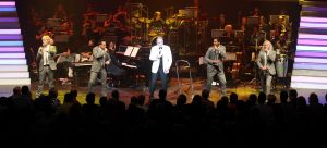 26-04-2013 SHOWBIZZ; GORDON NU OOK PROBLEMEN MET ZIJN VOICES. Gordon is van mening dat hij geen absurde eisen stelt aan zijn ex-collega s van LA The Voices. Ik heb de naam verzonnen, ik heb alles opgebouwd.
Donderdagavond werd bekend dat Gorden en de overige vier zangers van de groep behoorlijke ruzie over geld hebben sinds Gordon besloten heeft ermee te stoppen. Ze hebben zelfs advocaten in de arm genomen om het uit te vechten. Die jongens moeten gewoon een bedrag betalen per optreden of per gekochte cd, vindt Gordon. Dat is volkomen normaal.

De andere Voices zijn het hier volledig mee oneens. Hij kan niet vanuit Blaricum met een afstandsbediening het schip blijven besturen, zegt Peter Strykes, een van hen. Ik dacht dat de slavernij al heel lang geleden was afgeschaft. Toch hoopt Strykes dat ze er nog zonder advocaat uit kunnen komen. Ik houd niet van moddergooien.
Afgelopen week had Gordon ook al een hevige ruzie met Mark v.d.Linden.
The Voices waren 3 dagen te gast in de theater show van Lee Towers in het Nieuwe Luxor te Rotterdam, wat26-04-2013 SHOWBIZZ; GORDON NU OOK PROBLEMEN MET ZIJN VOICES. Gordon is van mening dat hij geen absurde eisen stelt aan zijn ex-collega s van LA The Voices. Ik heb de naam verzonnen, ik heb alles opgebouwd.
Donderdagavond werd bekend dat Gorden en de overige vier zangers van de groep behoorlijke ruzie over geld hebben sinds Gordon besloten heeft ermee te stoppen. Ze hebben zelfs advocaten in de arm genomen om het uit te vechten. Die jongens moeten gewoon een bedrag betalen per optreden of per gekochte cd, vindt Gordon. Dat is volkomen normaal.

De andere Voices zijn het hier volledig mee oneens. Hij kan niet vanuit Blaricum met een afstandsbediening het schip blijven besturen, zegt Peter Strykes, een van hen. Ik dacht dat de slavernij al heel lang geleden was afgeschaft. Toch hoopt Strykes dat ze er nog zonder advocaat uit kunnen komen. Ik houd niet van moddergooien.
Afgelopen week had Gordon ook al een hevige ruzie met Mark v.d.Linden.
The Voices waren 3 dagen te gast in de theater show van Lee Towers in het Nieuwe Luxor te Rotterdam, wat een daverend succes was.
foto: Albert den Iseger. een daverend succes was.
foto: Albert den Iseger.