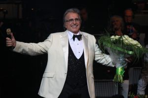 26-04-2013 SHOWBIZZ; GORDON NU OOK PROBLEMEN MET ZIJN VOICES. Gordon is van mening dat hij geen absurde eisen stelt aan zijn ex-collega s van LA The Voices. Ik heb de naam verzonnen, ik heb alles opgebouwd.
Donderdagavond werd bekend dat Gorden en de overige vier zangers van de groep behoorlijke ruzie over geld hebben sinds Gordon besloten heeft ermee te stoppen. Ze hebben zelfs advocaten in de arm genomen om het uit te vechten. Die jongens moeten gewoon een bedrag betalen per optreden of per gekochte cd, vindt Gordon. Dat is volkomen normaal.

De andere Voices zijn het hier volledig mee oneens. Hij kan niet vanuit Blaricum met een afstandsbediening het schip blijven besturen, zegt Peter Strykes, een van hen. Ik dacht dat de slavernij al heel lang geleden was afgeschaft. Toch hoopt Strykes dat ze er nog zonder advocaat uit kunnen komen. Ik houd niet van moddergooien.
Afgelopen week had Gordon ook al een hevige ruzie met Mark v.d.Linden.
The Voices waren 3 dagen te gast in de theater show van Lee Towers in het Nieuwe Luxor te Rotterdam, wat een daverend succes was.
foto: Albert den Iseger.