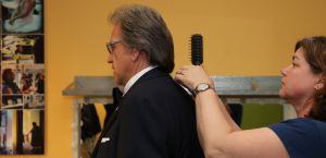 26-04-2013 SHOWBIZZ; GORDON NU OOK PROBLEMEN MET ZIJN VOICES. Gordon is van mening dat hij geen absurde eisen stelt aan zijn ex-collega s van LA The Voices. Ik heb de naam verzonnen, ik heb alles opgebouwd.
Donderdagavond werd bekend dat Gorden en de overige vier zangers van de groep behoorlijke ruzie over geld hebben sinds Gordon besloten heeft ermee te stoppen. Ze hebben zelfs advocaten in de arm genomen om het uit te vechten. Die jongens moeten gewoon een bedrag betalen per optreden of per gekochte cd, vindt Gordon. Dat is volkomen normaal.

De andere Voices zijn het hier volledig mee oneens. Hij kan niet vanuit Blaricum met een afstandsbediening het schip blijven besturen, zegt Peter Strykes, een van hen. Ik dacht dat de slavernij al heel lang geleden was afgeschaft. Toch hoopt Strykes dat ze er nog zonder advocaat uit kunnen komen. Ik houd niet van moddergooien.
Afgelopen week had Gordon ook al een hevige ruzie met Mark v.d.Linden.
The Voices waren 3 dagen te gast in de theater show van Lee Towers in het Nieuwe Luxor te Rotterdam, wat een daverend succes was.
foto: Albert den Iseger.