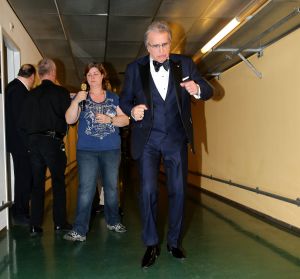 26-04-2013 SHOWBIZZ; GORDON NU OOK PROBLEMEN MET ZIJN VOICES. Gordon is van mening dat hij geen absurde eisen stelt aan zijn ex-collega s van LA The Voices. Ik heb de naam verzonnen, ik heb alles opgebouwd.
Donderdagavond werd bekend dat Gorden en de overige vier zangers van de groep behoorlijke ruzie over geld hebben sinds Gordon besloten heeft ermee te stoppen. Ze hebben zelfs advocaten in de arm genomen om het uit te vechten. Die jongens moeten gewoon een bedrag betalen per optreden of per gekochte cd, vindt Gordon. Dat is volkomen normaal.

De andere Voices zijn het hier volledig mee oneens. Hij kan niet vanuit Blaricum met een afstandsbediening het schip blijven besturen, zegt Peter Strykes, een van hen. Ik dacht dat de slavernij al heel lang geleden was afgeschaft. Toch hoopt Strykes dat ze er nog zonder advocaat uit kunnen komen. Ik houd niet van moddergooien.
Afgelopen week had Gordon ook al een hevige ruzie met Mark v.d.Linden.
The Voices waren 3 dagen te gast in de theater show van Lee Towers in het Nieuwe Luxor te Rotterdam, wat een daverend succes was.
foto: Albert den Iseger.