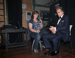26-04-2013 SHOWBIZZ; GORDON NU OOK PROBLEMEN MET ZIJN VOICES. Gordon is van mening dat hij geen absurde eisen stelt aan zijn ex-collega s van LA The Voices. Ik heb de naam verzonnen, ik heb alles opgebouwd.
Donderdagavond werd bekend dat Gorden en de overige vier zangers van de groep behoorlijke ruzie over geld hebben sinds Gordon besloten heeft ermee te stoppen. Ze hebben zelfs advocaten in de arm genomen om het uit te vechten. Die jongens moeten gewoon een bedrag betalen per optreden of per gekochte cd, vindt Gordon. Dat is volkomen normaal.

De andere Voices zijn het hier volledig mee oneens. Hij kan niet vanuit Blaricum met een afstandsbediening het schip blijven besturen, zegt Peter Strykes, een van hen. Ik dacht dat de slavernij al heel lang geleden was afgeschaft. Toch hoopt Strykes dat ze er nog zonder advocaat uit kunnen komen. Ik houd niet van moddergooien.
Afgelopen week had Gordon ook al een hevige ruzie met Mark v.d.Linden.
The Voices waren 3 dagen te gast in de theater show van Lee Towers in het Nieuwe Luxor te Rotterdam, wat een daverend succes was.
foto: Albert den Iseger.