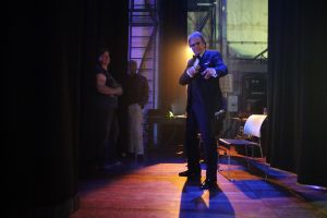 26-04-2013 SHOWBIZZ; GORDON NU OOK PROBLEMEN MET ZIJN VOICES. Gordon is van mening dat hij geen absurde eisen stelt aan zijn ex-collega s van LA The Voices. Ik heb de naam verzonnen, ik heb alles opgebouwd.
Donderdagavond werd bekend dat Gorden en de overige vier zangers van de groep behoorlijke ruzie over geld hebben sinds Gordon besloten heeft ermee te stoppen. Ze hebben zelfs advocaten in de arm genomen om het uit te vechten. Die jongens moeten gewoon een bedrag betalen per optreden of per gekochte cd, vindt Gordon. Dat is volkomen normaal.

De andere Voices zijn het hier volledig mee oneens. Hij kan niet vanuit Blaricum met een afstandsbediening het schip blijven besturen, zegt Peter Strykes, een van hen. Ik dacht dat de slavernij al heel lang geleden was afgeschaft. Toch hoopt Strykes dat ze er nog zonder advocaat uit kunnen komen. Ik houd niet van moddergooien.
Afgelopen week had Gordon ook al een hevige ruzie met Mark v.d.Linden.
The Voices waren 3 dagen te gast in de theater show van Lee Towers in het Nieuwe Luxor te Rotterdam, wat een daverend succes was.
foto: Albert den Iseger.