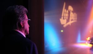 26-04-2013 SHOWBIZZ; GORDON NU OOK PROBLEMEN MET ZIJN VOICES. Gordon is van mening dat hij geen absurde eisen stelt aan zijn ex-collega s van LA The Voices. Ik heb de naam verzonnen, ik heb alles opgebouwd.
Donderdagavond werd bekend dat Gorden en de overige vier zangers van de groep behoorlijke ruzie over geld hebben sinds Gordon besloten heeft ermee te stoppen. Ze hebben zelfs advocaten in de arm genomen om het uit te vechten. Die jongens moeten gewoon een bedrag betalen per optreden of per gekochte cd, vindt Gordon. Dat is volkomen normaal.

De andere Voices zijn het hier volledig mee oneens. Hij kan niet vanuit Blaricum met een afstandsbediening het schip blijven besturen, zegt Peter Strykes, een van hen. Ik dacht dat de slavernij al heel lang geleden was afgeschaft. Toch hoopt Strykes dat ze er nog zonder advocaat uit kunnen komen. Ik houd niet van moddergooien.
Afgelopen week had Gordon ook al een hevige ruzie met Mark v.d.Linden.
The Voices waren 3 dagen te gast in de theater show van Lee Towers in het Nieuwe Luxor te Rotterdam, wat een daverend succes was.
foto: Albert den Iseger.