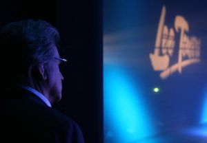 26-04-2013 SHOWBIZZ; GORDON NU OOK PROBLEMEN MET ZIJN VOICES. Gordon is van mening dat hij geen absurde eisen stelt aan zijn ex-collega s van LA The Voices. Ik heb de naam verzonnen, ik heb alles opgebouwd.
Donderdagavond werd bekend dat Gorden en de overige vier zangers van de groep behoorlijke ruzie over geld hebben sinds Gordon besloten heeft ermee te stoppen. Ze hebben zelfs advocaten in de arm genomen om het uit te vechten. Die jongens moeten gewoon een bedrag betalen per optreden of per gekochte cd, vindt Gordon. Dat is volkomen normaal.

De andere Voices zijn het hier volledig mee oneens. Hij kan niet vanuit Blaricum met een afstandsbediening het schip blijven besturen, zegt Peter Strykes, een van hen. Ik dacht dat de slavernij al heel lang geleden was afgeschaft. Toch hoopt Strykes dat ze er nog zonder advocaat uit kunnen komen. Ik houd niet van moddergooien.
Afgelopen week had Gordon ook al een hevige ruzie met Mark v.d.Linden.
The Voices waren 3 dagen te gast in de theater show van Lee Towers in het Nieuwe Luxor te Rotterdam, wat een daverend succes was.
foto: Albert den Iseger.