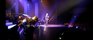 26-04-2013 SHOWBIZZ; GORDON NU OOK PROBLEMEN MET ZIJN VOICES. Gordon is van mening dat hij geen absurde eisen stelt aan zijn ex-collega s van LA The Voices. Ik heb de naam verzonnen, ik heb alles opgebouwd.
Donderdagavond werd bekend dat Gorden en de overige vier zangers van de groep behoorlijke ruzie over geld hebben sinds Gordon besloten heeft ermee te stoppen. Ze hebben zelfs advocaten in de arm genomen om het uit te vechten. Die jongens moeten gewoon een bedrag betalen per optreden of per gekochte cd, vindt Gordon. Dat is volkomen normaal.

De andere Voices zijn het hier volledig mee oneens. Hij kan niet vanuit Blaricum met een afstandsbediening het schip blijven besturen, zegt Peter Strykes, een van hen. Ik dacht dat de slavernij al heel lang geleden was afgeschaft. Toch hoopt Strykes dat ze er nog zonder advocaat uit kunnen komen. Ik houd niet van moddergooien.
Afgelopen week had Gordon ook al een hevige ruzie met Mark v.d.Linden.
The Voices waren 3 dagen te gast in de theater show van Lee Towers in het Nieuwe Luxor te Rotterdam, wat een daverend succes was.
foto: Albert den Iseger.
