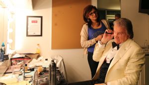 26-04-2013 SHOWBIZZ; GORDON NU OOK PROBLEMEN MET ZIJN VOICES. Gordon is van mening dat hij geen absurde eisen stelt aan zijn ex-collega s van LA The Voices. Ik heb de naam verzonnen, ik heb alles opgebouwd.
Donderdagavond werd bekend dat Gorden en de overige vier zangers van de groep behoorlijke ruzie over geld hebben sinds Gordon besloten heeft ermee te stoppen. Ze hebben zelfs advocaten in de arm genomen om het uit te vechten. Die jongens moeten gewoon een bedrag betalen per optreden of per gekochte cd, vindt Gordon. Dat is volkomen normaal.

De andere Voices zijn het hier volledig mee oneens. Hij kan niet vanuit Blaricum met een afstandsbediening het schip blijven besturen, zegt Peter Strykes, een van hen. Ik dacht dat de slavernij al heel lang geleden was afgeschaft. Toch hoopt Strykes dat ze er nog zonder advocaat uit kunnen komen. Ik houd niet van moddergooien.
Afgelopen week had Gordon ook al een hevige ruzie met Mark v.d.Linden.
The Voices waren 3 dagen te gast in de theater show van Lee Towers in het Nieuwe Luxor te Rotterdam, wat een daverend succes was.
foto: Albert den Iseger.