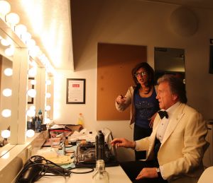 26-04-2013 SHOWBIZZ; GORDON NU OOK PROBLEMEN MET ZIJN VOICES. Gordon is van mening dat hij geen absurde eisen stelt aan zijn ex-collega s van LA The Voices. Ik heb de naam verzonnen, ik heb alles opgebouwd.
Donderdagavond werd bekend dat Gorden en de overige vier zangers van de groep behoorlijke ruzie over geld hebben sinds Gordon besloten heeft ermee te stoppen. Ze hebben zelfs advocaten in de arm genomen om het uit te vechten. Die jongens moeten gewoon een bedrag betalen per optreden of per gekochte cd, vindt Gordon. Dat is volkomen normaal.

De andere Voices zijn het hier volledig mee oneens. Hij kan niet vanuit Blaricum met een afstandsbediening het schip blijven besturen, zegt Peter Strykes, een van hen. Ik dacht dat de slavernij al heel lang geleden was afgeschaft. Toch hoopt Strykes dat ze er nog zonder advocaat uit kunnen komen. Ik houd niet van moddergooien.
Afgelopen week had Gordon ook al een hevige ruzie met Mark v.d.Linden.
The Voices waren 3 dagen te gast in de theater show van Lee Towers in het Nieuwe Luxor te Rotterdam, wat een daverend succes was.
foto: Albert den Iseger.
