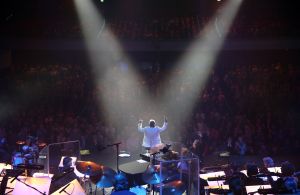 26-04-2013 SHOWBIZZ; GORDON NU OOK PROBLEMEN MET ZIJN VOICES. Gordon is van mening dat hij geen absurde eisen stelt aan zijn ex-collega s van LA The Voices. Ik heb de naam verzonnen, ik heb alles opgebouwd.
Donderdagavond werd bekend dat Gorden en de overige vier zangers van de groep behoorlijke ruzie over geld hebben sinds Gordon besloten heeft ermee te stoppen. Ze hebben zelfs advocaten in de arm genomen om het uit te vechten. Die jongens moeten gewoon een bedrag betalen per optreden of per gekochte cd, vindt Gordon. Dat is volkomen normaal.

De andere Voices zijn het hier volledig mee oneens. Hij kan niet vanuit Blaricum met een afstandsbediening het schip blijven besturen, zegt Peter Strykes, een van hen. Ik dacht dat de slavernij al heel lang geleden was afgeschaft. Toch hoopt Strykes dat ze er nog zonder advocaat uit kunnen komen. Ik houd niet van moddergooien.
Afgelopen week had Gordon ook al een hevige ruzie met Mark v.d.Linden.
The Voices waren 3 dagen te gast in de theater show van Lee Towers in het Nieuwe Luxor te Rotterdam, wat een daverend succes was.
foto: Albert den Iseger.