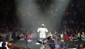 26-04-2013 SHOWBIZZ; GORDON NU OOK PROBLEMEN MET ZIJN VOICES. Gordon is van mening dat hij geen absurde eisen stelt aan zijn ex-collega s van LA The Voices. Ik heb de naam verzonnen, ik heb alles opgebouwd.
Donderdagavond werd bekend dat Gorden en de overige vier zangers van de groep behoorlijke ruzie over geld hebben sinds Gordon besloten heeft ermee te stoppen. Ze hebben zelfs advocaten in de arm genomen om het uit te vechten. Die jongens moeten gewoon een bedrag betalen per optreden of per gekochte cd, vindt Gordon. Dat is volkomen normaal.

De andere Voices zijn het hier volledig mee oneens. Hij kan niet vanuit Blaricum met een afstandsbediening het schip blijven besturen, zegt Peter Strykes, een van hen. Ik dacht dat de slavernij al heel lang geleden was afgeschaft. Toch hoopt Strykes dat ze er nog zonder advocaat uit kunnen komen. Ik houd niet van moddergooien.
Afgelopen week had Gordon ook al een hevige ruzie met Mark v.d.Linden.
The Voices waren 3 dagen te gast in de theater show van Lee Towers in het Nieuwe Luxor te Rotterdam, wat een daverend succes was.
foto: Albert den Iseger.
