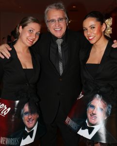 26-04-2013 SHOWBIZZ; GORDON NU OOK PROBLEMEN MET ZIJN VOICES. Gordon is van mening dat hij geen absurde eisen stelt aan zijn ex-collega s van LA The Voices. Ik heb de naam verzonnen, ik heb alles opgebouwd.
Donderdagavond werd bekend dat Gorden en de overige vier zangers van de groep behoorlijke ruzie over geld hebben sinds Gordon besloten heeft ermee te stoppen. Ze hebben zelfs advocaten in de arm genomen om het uit te vechten. Die jongens moeten gewoon een bedrag betalen per optreden of per gekochte cd, vindt Gordon. Dat is volkomen normaal.

De andere Voices zijn het hier volledig mee oneens. Hij kan niet vanuit Blaricum met een afstandsbediening het schip blijven besturen, zegt Peter Strykes, een van hen. Ik dacht dat de slavernij al heel lang geleden was afgeschaft. Toch hoopt Strykes dat ze er nog zonder advocaat uit kunnen komen. Ik houd niet van moddergooien.
Afgelopen week had Gordon ook al een hevige ruzie met Mark v.d.Linden.
The Voices waren 3 dagen te gast in de theater show van Lee Towers in het Nieuwe Luxor te Rotterdam, wat een daverend succes was.
foto: Albert den Iseger.
