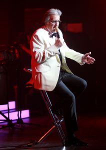 26-04-2013 SHOWBIZZ; GORDON NU OOK PROBLEMEN MET ZIJN VOICES. Gordon is van mening dat hij geen absurde eisen stelt aan zijn ex-collega s van LA The Voices. Ik heb de naam verzonnen, ik heb alles opgebouwd.
Donderdagavond werd bekend dat Gorden en de overige vier zangers van de groep behoorlijke ruzie over geld hebben sinds Gordon besloten heeft ermee te stoppen. Ze hebben zelfs advocaten in de arm genomen om het uit te vechten. Die jongens moeten gewoon een bedrag betalen per optreden of per gekochte cd, vindt Gordon. Dat is volkomen normaal.

De andere Voices zijn het hier volledig mee oneens. Hij kan niet vanuit Blaricum met een afstandsbediening het schip blijven besturen, zegt Peter Strykes, een van hen. Ik dacht dat de slavernij al heel lang geleden was afgeschaft. Toch hoopt Strykes dat ze er nog zonder advocaat uit kunnen komen. Ik houd niet van moddergooien.
Afgelopen week had Gordon ook al een hevige ruzie met Mark v.d.Linden.
The Voices waren 3 dagen te gast in de theater show van Lee Towers in het Nieuwe Luxor te Rotterdam, wat een daverend succes was.
foto: Albert den Iseger.
