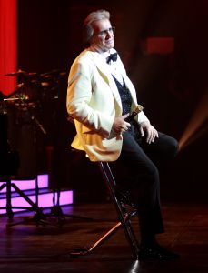 26-04-2013 SHOWBIZZ; GORDON NU OOK PROBLEMEN MET ZIJN VOICES. Gordon is van mening dat hij geen absurde eisen stelt aan zijn ex-collega s van LA The Voices. Ik heb de naam verzonnen, ik heb alles opgebouwd.
Donderdagavond werd bekend dat Gorden en de overige vier zangers van de groep behoorlijke ruzie over geld hebben sinds Gordon besloten heeft ermee te stoppen. Ze hebben zelfs advocaten in de arm genomen om het uit te vechten. Die jongens moeten gewoon een bedrag betalen per optreden of per gekochte cd, vindt Gordon. Dat is volkomen normaal.

De andere Voices zijn het hier volledig mee oneens. Hij kan niet vanuit Blaricum met een afstandsbediening het schip blijven besturen, zegt Peter Strykes, een van hen. Ik dacht dat de slavernij al heel lang geleden was afgeschaft. Toch hoopt Strykes dat ze er nog zonder advocaat uit kunnen komen. Ik houd niet van moddergooien.
Afgelopen week had Gordon ook al een hevige ruzie met Mark v.d.Linden.
The Voices waren 3 dagen te gast in de theater show van Lee Towers in het Nieuwe Luxor te Rotterdam, wat een daverend succes was.
foto: Albert den Iseger.