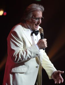 26-04-2013 SHOWBIZZ; GORDON NU OOK PROBLEMEN MET ZIJN VOICES. Gordon is van mening dat hij geen absurde eisen stelt aan zijn ex-collega s van LA The Voices. Ik heb de naam verzonnen, ik heb alles opgebouwd.
Donderdagavond werd bekend dat Gorden en de overige vier zangers van de groep behoorlijke ruzie over geld hebben sinds Gordon besloten heeft ermee te stoppen. Ze hebben zelfs advocaten in de arm genomen om het uit te vechten. Die jongens moeten gewoon een bedrag betalen per optreden of per gekochte cd, vindt Gordon. Dat is volkomen normaal.

De andere Voices zijn het hier volledig mee oneens. Hij kan niet vanuit Blaricum met een afstandsbediening het schip blijven besturen, zegt Peter Strykes, een van hen. Ik dacht dat de slavernij al heel lang geleden was afgeschaft. Toch hoopt Strykes dat ze er nog zonder advocaat uit kunnen komen. Ik houd niet van moddergooien.
Afgelopen week had Gordon ook al een hevige ruzie met Mark v.d.Linden.
The Voices waren 3 dagen te gast in de theater show van Lee Towers in het Nieuwe Luxor te Rotterdam, wat een daverend succes was.
foto: Albert den Iseger.