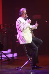 26-04-2013 SHOWBIZZ; GORDON NU OOK PROBLEMEN MET ZIJN VOICES. Gordon is van mening dat hij geen absurde eisen stelt aan zijn ex-collega s van LA The Voices. Ik heb de naam verzonnen, ik heb alles opgebouwd.
Donderdagavond werd bekend dat Gorden en de overige vier zangers van de groep behoorlijke ruzie over geld hebben sinds Gordon besloten heeft ermee te stoppen. Ze hebben zelfs advocaten in de arm genomen om het uit te vechten. Die jongens moeten gewoon een bedrag betalen per optreden of per gekochte cd, vindt Gordon. Dat is volkomen normaal.

De andere Voices zijn het hier volledig mee oneens. Hij kan niet vanuit Blaricum met een afstandsbediening het schip blijven besturen, zegt Peter Strykes, een van hen. Ik dacht dat de slavernij al heel lang geleden was afgeschaft. Toch hoopt Strykes dat ze er nog zonder advocaat uit kunnen komen. Ik houd niet van moddergooien.
Afgelopen week had Gordon ook al een hevige ruzie met Mark v.d.Linden.
The Voices waren 3 dagen te gast in de theater show van Lee Towers in het Nieuwe Luxor te Rotterdam, wat een daverend succes was.
foto: Albert den Iseger.