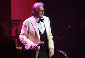 26-04-2013 SHOWBIZZ; GORDON NU OOK PROBLEMEN MET ZIJN VOICES. Gordon is van mening dat hij geen absurde eisen stelt aan zijn ex-collega s van LA The Voices. Ik heb de naam verzonnen, ik heb alles opgebouwd.
Donderdagavond werd bekend dat Gorden en de overige vier zangers van de groep behoorlijke ruzie over geld hebben sinds Gordon besloten heeft ermee te stoppen. Ze hebben zelfs advocaten in de arm genomen om het uit te vechten. Die jongens moeten gewoon een bedrag betalen per optreden of per gekochte cd, vindt Gordon. Dat is volkomen normaal.

De andere Voices zijn het hier volledig mee oneens. Hij kan niet vanuit Blaricum met een afstandsbediening het schip blijven besturen, zegt Peter Strykes, een van hen. Ik dacht dat de slavernij al heel lang geleden was afgeschaft. Toch hoopt Strykes dat ze er nog zonder advocaat uit kunnen komen. Ik houd niet van moddergooien.
Afgelopen week had Gordon ook al een hevige ruzie met Mark v.d.Linden.
The Voices waren 3 dagen te gast in de theater show van Lee Towers in het Nieuwe Luxor te Rotterdam, wat een daverend succes was.
foto: Albert den Iseger.