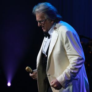 26-04-2013 SHOWBIZZ; GORDON NU OOK PROBLEMEN MET ZIJN VOICES. Gordon is van mening dat hij geen absurde eisen stelt aan zijn ex-collega s van LA The Voices. Ik heb de naam verzonnen, ik heb alles opgebouwd.
Donderdagavond werd bekend dat Gorden en de overige vier zangers van de groep behoorlijke ruzie over geld hebben sinds Gordon besloten heeft ermee te stoppen. Ze hebben zelfs advocaten in de arm genomen om het uit te vechten. Die jongens moeten gewoon een bedrag betalen per optreden of per gekochte cd, vindt Gordon. Dat is volkomen normaal.

De andere Voices zijn het hier volledig mee oneens. Hij kan niet vanuit Blaricum met een afstandsbediening het schip blijven besturen, zegt Peter Strykes, een van hen. Ik dacht dat de slavernij al heel lang geleden was afgeschaft. Toch hoopt Strykes dat ze er nog zonder advocaat uit kunnen komen. Ik houd niet van moddergooien.
Afgelopen week had Gordon ook al een hevige ruzie met Mark v.d.Linden.
The Voices waren 3 dagen te gast in de theater show van Lee Towers in het Nieuwe Luxor te Rotterdam, wat een daverend succes was.
foto: Albert den Iseger.