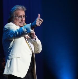 26-04-2013 SHOWBIZZ; GORDON NU OOK PROBLEMEN MET ZIJN VOICES. Gordon is van mening dat hij geen absurde eisen stelt aan zijn ex-collega s van LA The Voices. Ik heb de naam verzonnen, ik heb alles opgebouwd.
Donderdagavond werd bekend dat Gorden en de overige vier zangers van de groep behoorlijke ruzie over geld hebben sinds Gordon besloten heeft ermee te stoppen. Ze hebben zelfs advocaten in de arm genomen om het uit te vechten. Die jongens moeten gewoon een bedrag betalen per optreden of per gekochte cd, vindt Gordon. Dat is volkomen normaal.

De andere Voices zijn het hier volledig mee oneens. Hij kan niet vanuit Blaricum met een afstandsbediening het schip blijven besturen, zegt Peter Strykes, een van hen. Ik dacht dat de slavernij al heel lang geleden was afgeschaft. Toch hoopt Strykes dat ze er nog zonder advocaat uit kunnen komen. Ik houd niet van moddergooien.
Afgelopen week had Gordon ook al een hevige ruzie met Mark v.d.Linden.
The Voices waren 3 dagen te gast in de theater show van Lee Towers in het Nieuwe Luxor te Rotterdam, wat een daverend succes was.
foto: Albert den Iseger.