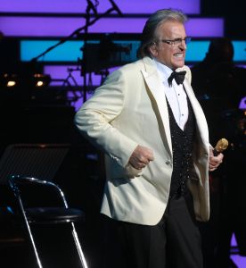 26-04-2013 SHOWBIZZ; GORDON NU OOK PROBLEMEN MET ZIJN VOICES. Gordon is van mening dat hij geen absurde eisen stelt aan zijn ex-collega s van LA The Voices. Ik heb de naam verzonnen, ik heb alles opgebouwd.
Donderdagavond werd bekend dat Gorden en de overige vier zangers van de groep behoorlijke ruzie over geld hebben sinds Gordon besloten heeft ermee te stoppen. Ze hebben zelfs advocaten in de arm genomen om het uit te vechten. Die jongens moeten gewoon een bedrag betalen per optreden of per gekochte cd, vindt Gordon. Dat is volkomen normaal.

De andere Voices zijn het hier volledig mee oneens. Hij kan niet vanuit Blaricum met een afstandsbediening het schip blijven besturen, zegt Peter Strykes, een van hen. Ik dacht dat de slavernij al heel lang geleden was afgeschaft. Toch hoopt Strykes dat ze er nog zonder advocaat uit kunnen komen. Ik houd niet van moddergooien.
Afgelopen week had Gordon ook al een hevige ruzie met Mark v.d.Linden.
The Voices waren 3 dagen te gast in de theater show van Lee Towers in het Nieuwe Luxor te Rotterdam, wat een daverend succes was.
foto: Albert den Iseger.