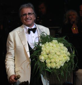 26-04-2013 SHOWBIZZ; GORDON NU OOK PROBLEMEN MET ZIJN VOICES. Gordon is van mening dat hij geen absurde eisen stelt aan zijn ex-collega s van LA The Voices. Ik heb de naam verzonnen, ik heb alles opgebouwd.
Donderdagavond werd bekend dat Gorden en de overige vier zangers van de groep behoorlijke ruzie over geld hebben sinds Gordon besloten heeft ermee te stoppen. Ze hebben zelfs advocaten in de arm genomen om het uit te vechten. Die jongens moeten gewoon een bedrag betalen per optreden of per gekochte cd, vindt Gordon. Dat is volkomen normaal.

De andere Voices zijn het hier volledig mee oneens. Hij kan niet vanuit Blaricum met een afstandsbediening het schip blijven besturen, zegt Peter Strykes, een van hen. Ik dacht dat de slavernij al heel lang geleden was afgeschaft. Toch hoopt Strykes dat ze er nog zonder advocaat uit kunnen komen. Ik houd niet van moddergooien.
Afgelopen week had Gordon ook al een hevige ruzie met Mark v.d.Linden.
The Voices waren 3 dagen te gast in de theater show van Lee Towers in het Nieuwe Luxor te Ro26-04-2013 SHOWBIZZ; GORDON NU OOK PROBLEMEN MET ZIJN VOICES. Gordon is van mening dat hij geen absurde eisen stelt aan zijn ex-collega s van LA The Voices. Ik heb de naam verzonnen, ik heb alles opgebouwd.
Donderdagavond werd bekend dat Gorden en de overige vier zangers van de groep behoorlijke ruzie over geld hebben sinds Gordon besloten heeft ermee te stoppen. Ze hebben zelfs advocaten in de arm genomen om het uit te vechten. Die jongens moeten gewoon een bedrag betalen per optreden of per gekochte cd, vindt Gordon. Dat is volkomen normaal.

De andere Voices zijn het hier volledig mee oneens. Hij kan niet vanuit Blaricum met een afstandsbediening het schip blijven besturen, zegt Peter Strykes, een van hen. Ik dacht dat de slavernij al heel lang geleden was afgeschaft. Toch hoopt Strykes dat ze er nog zonder advocaat uit kunnen komen. Ik houd niet van moddergooien.
Afgelopen week had Gordon ook al een hevige ruzie met Mark v.d.Linden.
The Voices waren 3 dagen te gast in de theater show van Lee Towers in het Nieuwe Luxor te Rotterdam, wat een daverend succes was.
foto: Albert den Iseger.tterdam, wat een daverend succes was.
foto: Albert den Iseger.