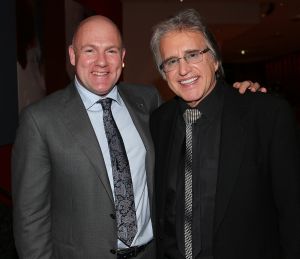 26-04-2013 SHOWBIZZ; GORDON NU OOK PROBLEMEN MET ZIJN VOICES. Gordon is van mening dat hij geen absurde eisen stelt aan zijn ex-collega s van LA The Voices. Ik heb de naam verzonnen, ik heb alles opgebouwd.
Donderdagavond werd bekend dat Gorden en de overige vier zangers van de groep behoorlijke ruzie over geld hebben sinds Gordon besloten heeft ermee te stoppen. Ze hebben zelfs advocaten in de arm genomen om het uit te vechten. Die jongens moeten gewoon een bedrag betalen per optreden of per gekochte cd, vindt Gordon. Dat is volkomen normaal.

De andere Voices zijn het hier volledig mee oneens. Hij kan niet vanuit Blaricum met een afstandsbediening het schip blijven besturen, zegt Peter Strykes, een van hen. Ik dacht dat de slavernij al heel lang geleden was afgeschaft. Toch hoopt Strykes dat ze er nog zonder advocaat uit kunnen komen. Ik houd niet van moddergooien.
Afgelopen week had Gordon ook al een hevige ruzie met Mark v.d.Linden.
The Voices waren 3 dagen te gast in de theater show van Lee Towers in het Nieuwe Luxor te Rotterdam, wat een daverend succes was.
foto: Albert den Iseger.