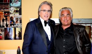 26-04-2013 SHOWBIZZ; GORDON NU OOK PROBLEMEN MET ZIJN VOICES. Gordon is van mening dat hij geen absurde eisen stelt aan zijn ex-collega s van LA The Voices. Ik heb de naam verzonnen, ik heb alles opgebouwd.
Donderdagavond werd bekend dat Gorden en de overige vier zangers van de groep behoorlijke ruzie over geld hebben sinds Gordon besloten heeft ermee te stoppen. Ze hebben zelfs advocaten in de arm genomen om het uit te vechten. Die jongens moeten gewoon een bedrag betalen per optreden of per gekochte cd, vindt Gordon. Dat is volkomen normaal.

De andere Voices zijn het hier volledig mee oneens. Hij kan niet vanuit Blaricum met een afstandsbediening het schip blijven besturen, zegt Peter Strykes, een van hen. Ik dacht dat de slavernij al heel lang geleden was afgeschaft. Toch hoopt Strykes dat ze er nog zonder advocaat uit kunnen komen. Ik houd niet van moddergooien.
Afgelopen week had Gordon ook al een hevige ruzie met Mark v.d.Linden.
The Voices waren 3 dagen te gast in de theater show van Lee Towers in het Nieuwe Luxor te Rotterdam, wat een daverend succes was.
foto: Albert den Iseger.