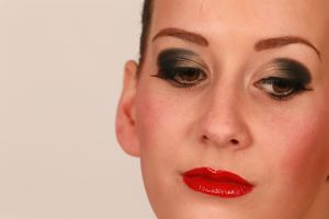 11-04-2013 ONDERWIJS; HAARLEMSE AKADEMIE HAD WEER FOTOSESSIE VOOR VISAGIE OPLEIDING. Dit keer was de foto opdracht  Donkere huid make up en Catwalk make up.
foto: Albert den Iseger