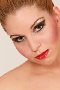 11-04-2013 ONDERWIJS; HAARLEMSE AKADEMIE HAD WEER FOTOSESSIE VOOR VISAGIE OPLEIDING. Dit keer was de foto opdracht  Donkere huid make up en Catwalk make up.
foto: Albert den Iseger