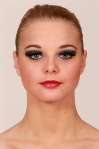 11-04-2013 ONDERWIJS; HAARLEMSE AKADEMIE HAD WEER FOTOSESSIE VOOR VISAGIE OPLEIDING. Dit keer was de foto opdracht  Donkere huid make up en Catwalk make up.
foto: Albert den Iseger