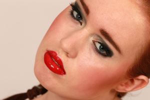 11-04-2013 ONDERWIJS; HAARLEMSE AKADEMIE HAD WEER FOTOSESSIE VOOR VISAGIE OPLEIDING. Dit keer was de foto opdracht  Donkere huid make up en Catwalk make up.
foto: Albert den Iseger