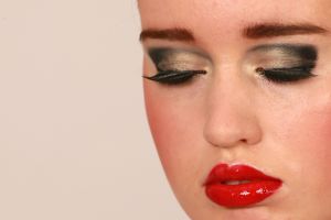 11-04-2013 ONDERWIJS; HAARLEMSE AKADEMIE HAD WEER FOTOSESSIE VOOR VISAGIE OPLEIDING. Dit keer was de foto opdracht  Donkere huid make up en Catwalk make up.
foto: Albert den Iseger