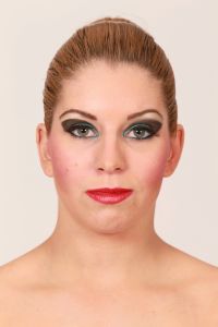 11-04-2013 ONDERWIJS; HAARLEMSE AKADEMIE HAD WEER FOTOSESSIE VOOR VISAGIE OPLEIDING. Dit keer was de foto opdracht  Donkere huid make up en Catwalk make up.
foto: Albert den Iseger