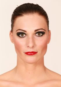 11-04-2013 ONDERWIJS; HAARLEMSE AKADEMIE HAD WEER FOTOSESSIE VOOR VISAGIE OPLEIDING. Dit keer was de foto opdracht  Donkere huid make up en Catwalk make up.
foto: Albert den Iseger