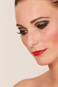 11-04-2013 ONDERWIJS; HAARLEMSE AKADEMIE HAD WEER FOTOSESSIE VOOR VISAGIE OPLEIDING. Dit keer was de foto opdracht  Donkere huid make up en Catwalk make up.
foto: Albert den Iseger