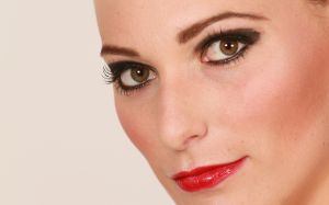 11-04-2013 ONDERWIJS; HAARLEMSE AKADEMIE HAD WEER FOTOSESSIE VOOR VISAGIE OPLEIDING. Dit keer was de foto opdracht  Donkere huid make up en Catwalk make up.
foto: Albert den Iseger