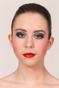 11-04-2013 ONDERWIJS; HAARLEMSE AKADEMIE HAD WEER FOTOSESSIE VOOR VISAGIE OPLEIDING. Dit keer was de foto opdracht  Donkere huid make up en Catwalk make up.
foto: Albert den Iseger